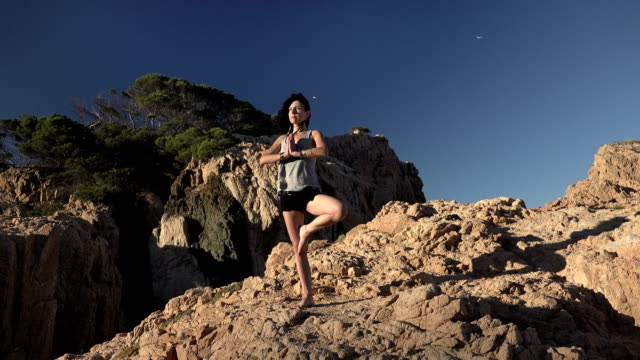 Girl-doing-yoga-on-a-cliff