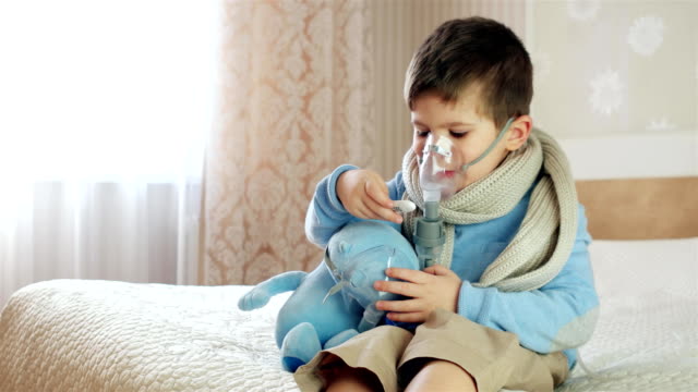 kranke-Kind-atmet-durch-Vernebler,-tut-Baby-Inhalation,-junge-mit-einer-Sauerstoffmaske-auf-seinem-Gesicht,-Behandlung-zu-Hause,-medizinische-Eingriffe,-Vernebler