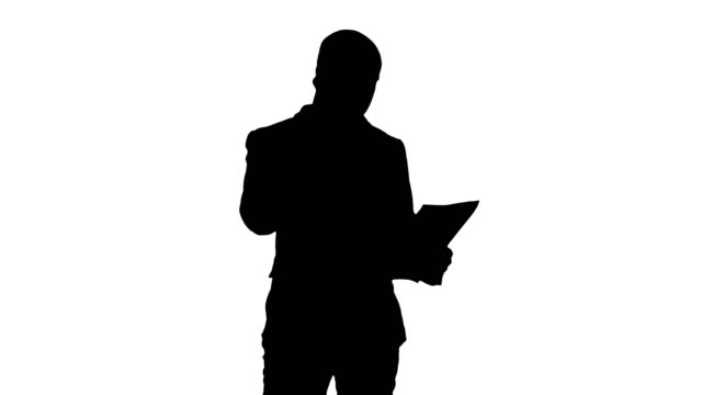 Silhouette-junger-Mann-im-Anzug-am-Telefon-sprechen-und-halten-Papiere
