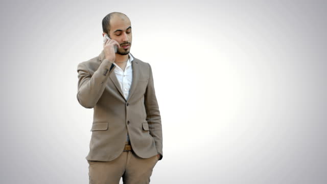 Arabischer-Geschäftsmann-spricht-auf-dem-Handy-auf-weißem-Hintergrund