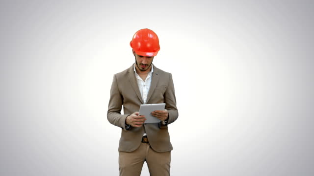 Junger-Architekt-im-Helm-hält-Tablette-und-zeigt-Daumen-nach-oben-auf-weißem-Hintergrund