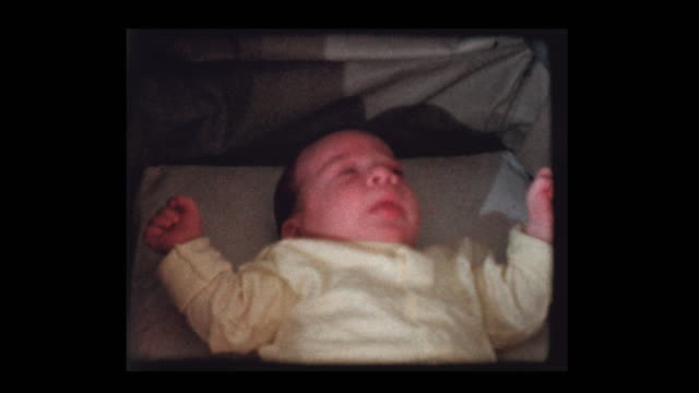 Neugeborenes-Baby-Boy-in-2-Wochen-alt-in-Krippe