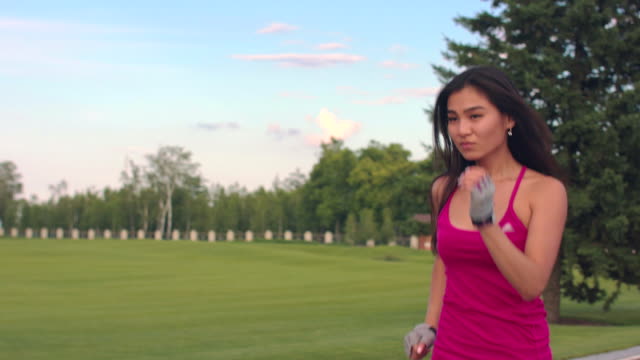 Asiatische-Frau-im-Park-laufen.-Nahaufnahme-von-Fitness-frau-läuft-im-freien