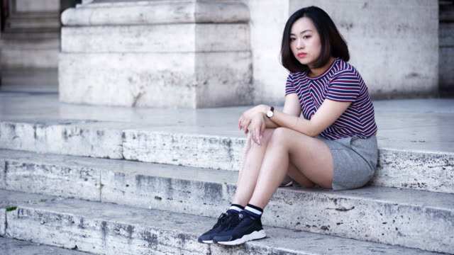 Retrato-triste-pensativo-mujer-China:-mujer-deprimida-asiática