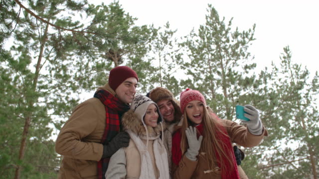 Junge-Menschen-nehmen-Selfie-auf-die-Natur-im-Winter