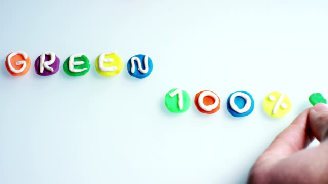 Eine-Lupe-schwebt-über-das-Wort-\"Grün\"-in-einem-kreativen-und-künstlerischen-als-Kinder-gemacht.-Konzept:-Forschung,-Spieler,-Kreativität-und-Farbe-und-mit-Freunden-spielen