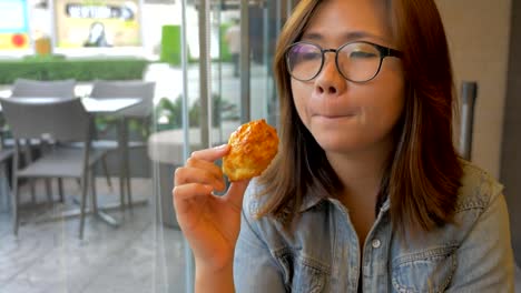 mujer-joven-comer-galleta-americana