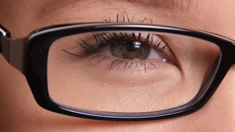 Extreme-Nahaufnahme-des-Auges-Woung-Frau-mit-Brille