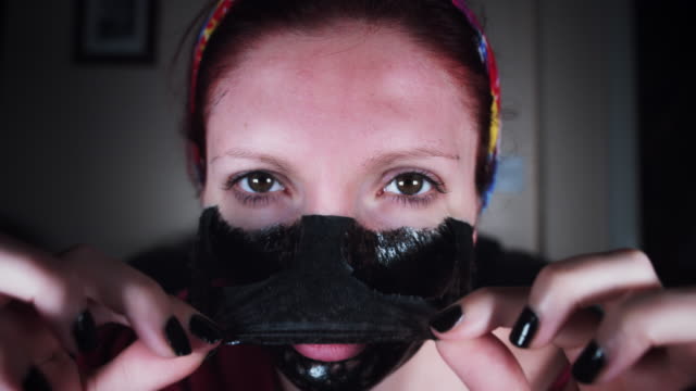 4-K-Frau-ausziehen-schwarze-Maske-Poren-im-Spiegel