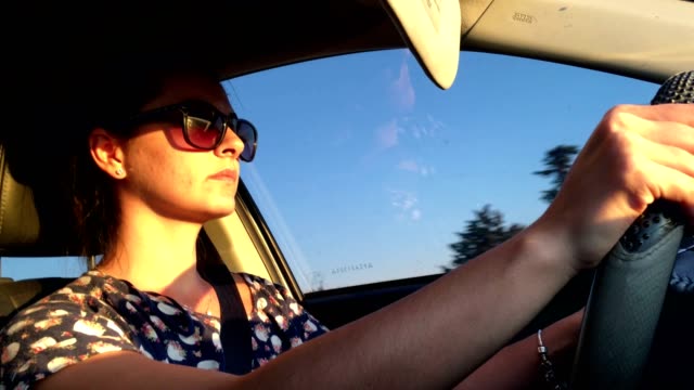 Fahren.-Dreißig-Jahre-alte-Autofahrerin-während-Sonnenuntergang-Zeit-beschlossen