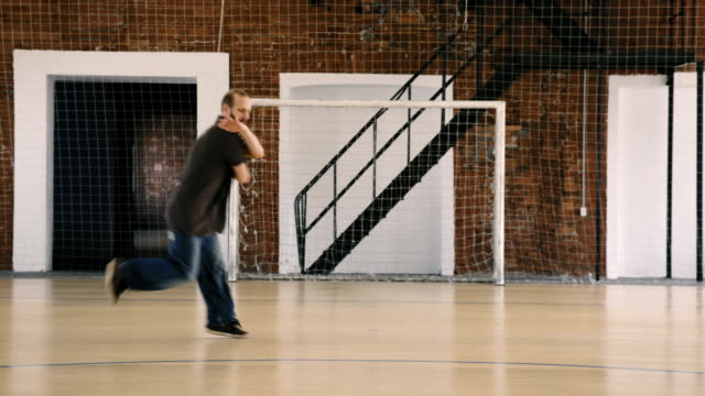 Breakdancer-barba-bailando-en-el-gimnasio-de-deporte