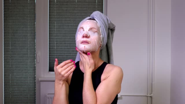 Frauen-beenden-Gesichtsmaske-anwenden