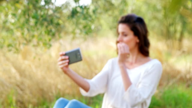 Frau,-die-Selfie-von-Handy-in-Olivenfarm-4k
