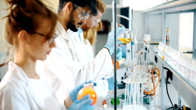 Junge-Studenten-der-Chemie-arbeiten-im-Labor