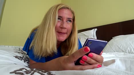 Mujer-sonriente-con-el-smartphone