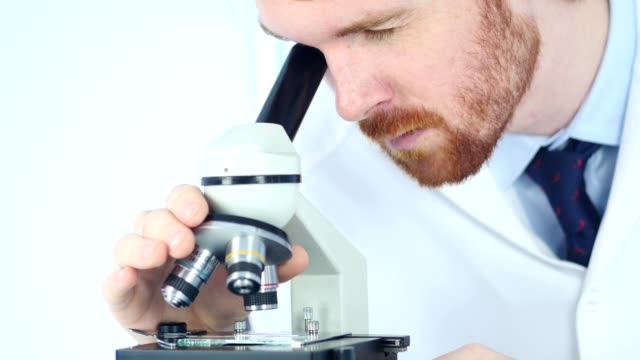 Männliche-Chemiker-wissenschaftliche-Reseacher-Mikroskop-im-Labor