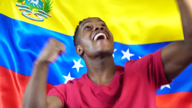 Venezolanischer-junge-schwarze-Frau-feiert-mit-Venezuela-Flagge
