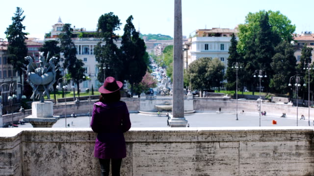 Eine-junge,-elegante-touristische-Blick-auf-Piazza-del-Popolo-in-Rom