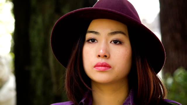 Retrato-de-mujer-asiática-joven-pensativo,-triste.-Mujer-China-minimalista