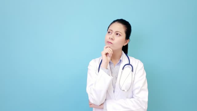 profesional-médico-mujer-pensando