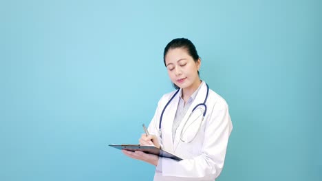 angenehm-weiblichen-Klinik-Arzt-holding-board