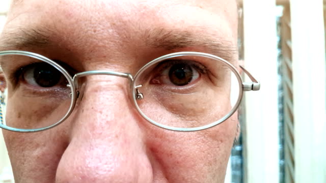 Gesicht-eines-Mannes-mit-Brille