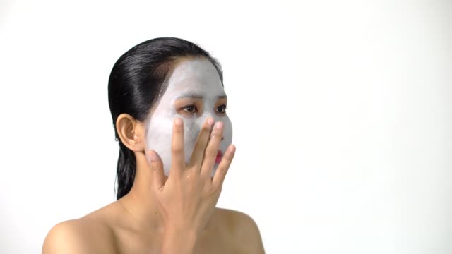 Junge-Frau-Ton-Gesicht-Maske-Peeling-natürlich-mit-reinigende-Maske-auf-ihr-Gesicht-auf-weißem-Hintergrund