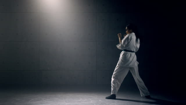 Mujer-en-kimono-practicando-karate