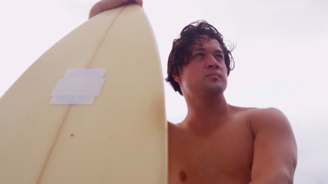 Gesunde-junge-ethnischen-männlichen-freien-Strand-mit-Surfbrett