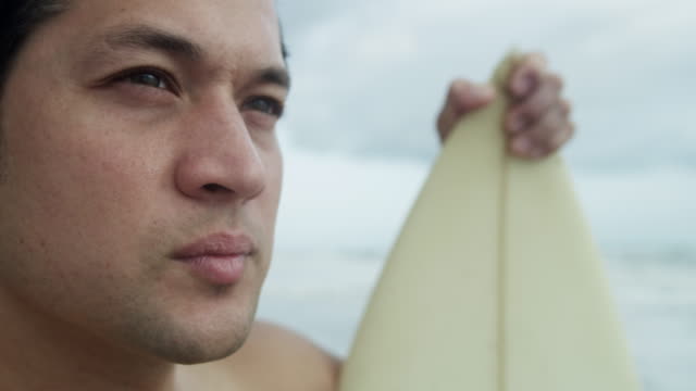 Oberkörper-männlichen-hawaiianische-Surfer-Surfbrett-am-Strand