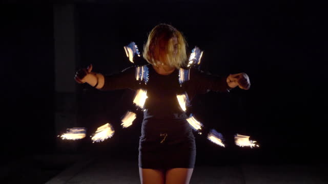 Yong-mujer-artista-realizar-espectáculo-de-fuego-en-la-oscuridad-en-cámara-lenta.