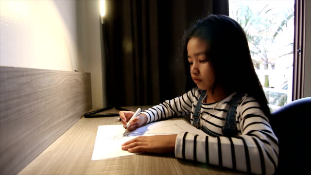 4K-kleine-Asiatin,-die-Zeichnung-auf-dem-Tisch-fotografiert-von-Weitwinkel-Objektiv