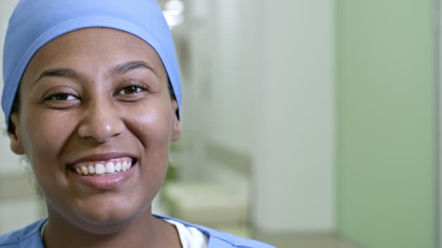 Glücklich-weibliche-Krankenschwester