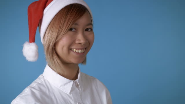 schöne-Mädchen-Weihnachtsmütze-Kamera-suchen