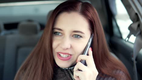 mujer-hablando-por-teléfono-en-el-coche