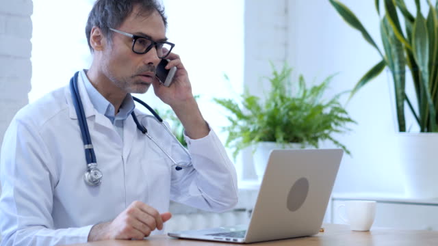 Arzt-mit-Patienten-am-Telefon-sprechen,-diskutieren-Fragen-der-Gesundheit