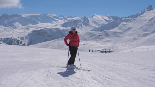 Sportliche-Frau-Skifahrer-steht-auf-der-Piste-des-Skigebietes-Berg