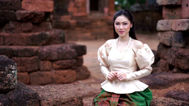 Slow-Motion-glücklich-schönen-Frau-in-Thai-traditionelle-Kleidung