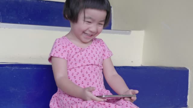 Baby-Mädchen-spielen-Smartphone