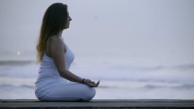 Ruhige-Frau,-meditieren-auf-Küste