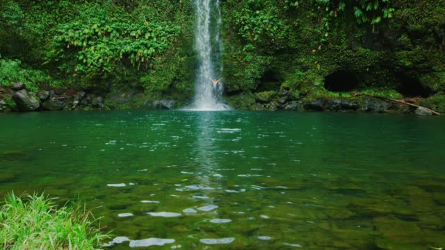 Tropischer-Wasserfall-Abenteuer
