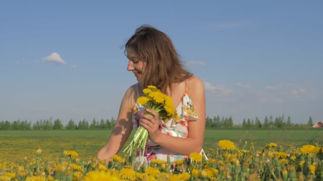 Porträt-einer-Frau-sammeln-ein-Bouquet-von-gelben-Blüten-Löwenzahn-In-einem-Feld
