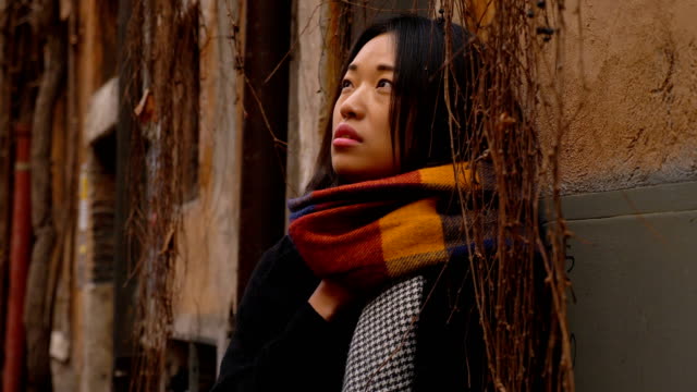 Mujer-China-solitaria-pensativa-triste-en-la-calle