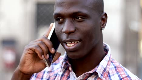 attraktive-schwarze-Afrikaner-sprechen-per-Telefon---im-freien