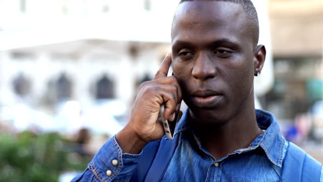 schöner-schwarzer-afrikanischen-Mann-reden-per-Telefon-in-der-Straße-Nähe-bis