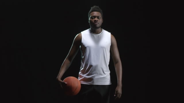 Basketball-Spieler-in-die-Kamera-zeigen