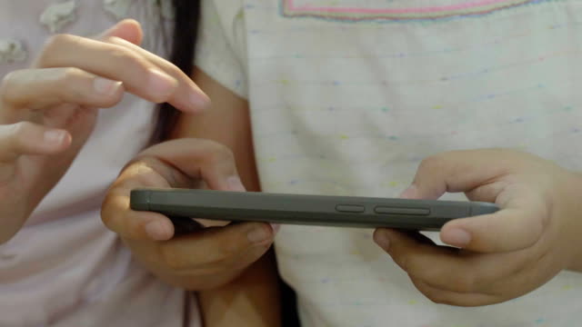 4K-Closeup-hands-of-Asian-girls-playing-games-on-smart-phone