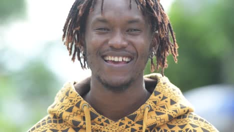 Glücklich-schönen-jungen-afrikanischen-Mann-lächelnd-in-den-Straßen-im-freien