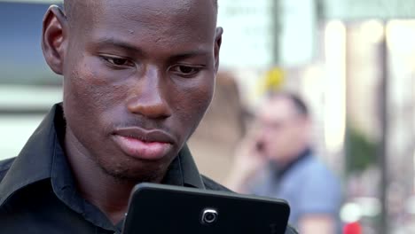 konzentrieren-Sie-sich-auf-moderne,-Technologie,-Jugend.-Junge-schwarze-Afrikaner,-die-Eingabe-auf-Smartphone-outdoor