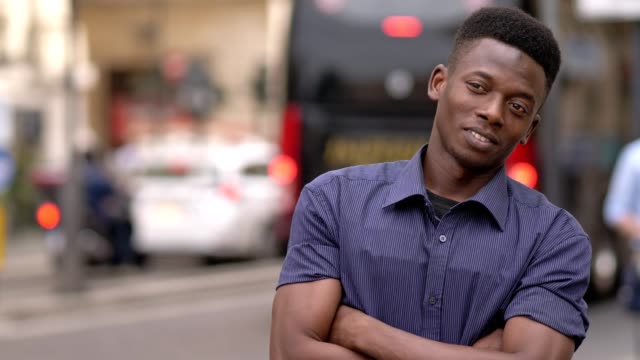 hübscher-junger-afrikanischer-Amerikaner-Mann-beobachten-der-Stadtzentrums